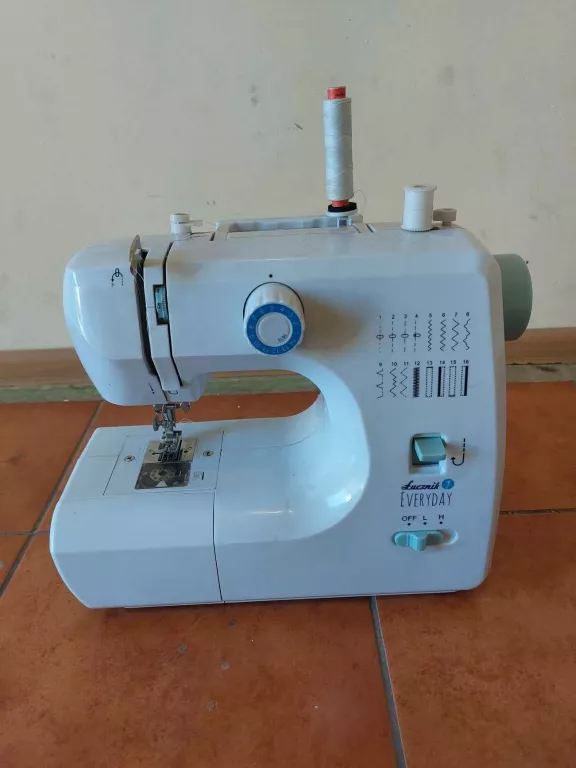 maszyna-do-szycia-lucznik-everyday-kolor-dominujacy-bialy