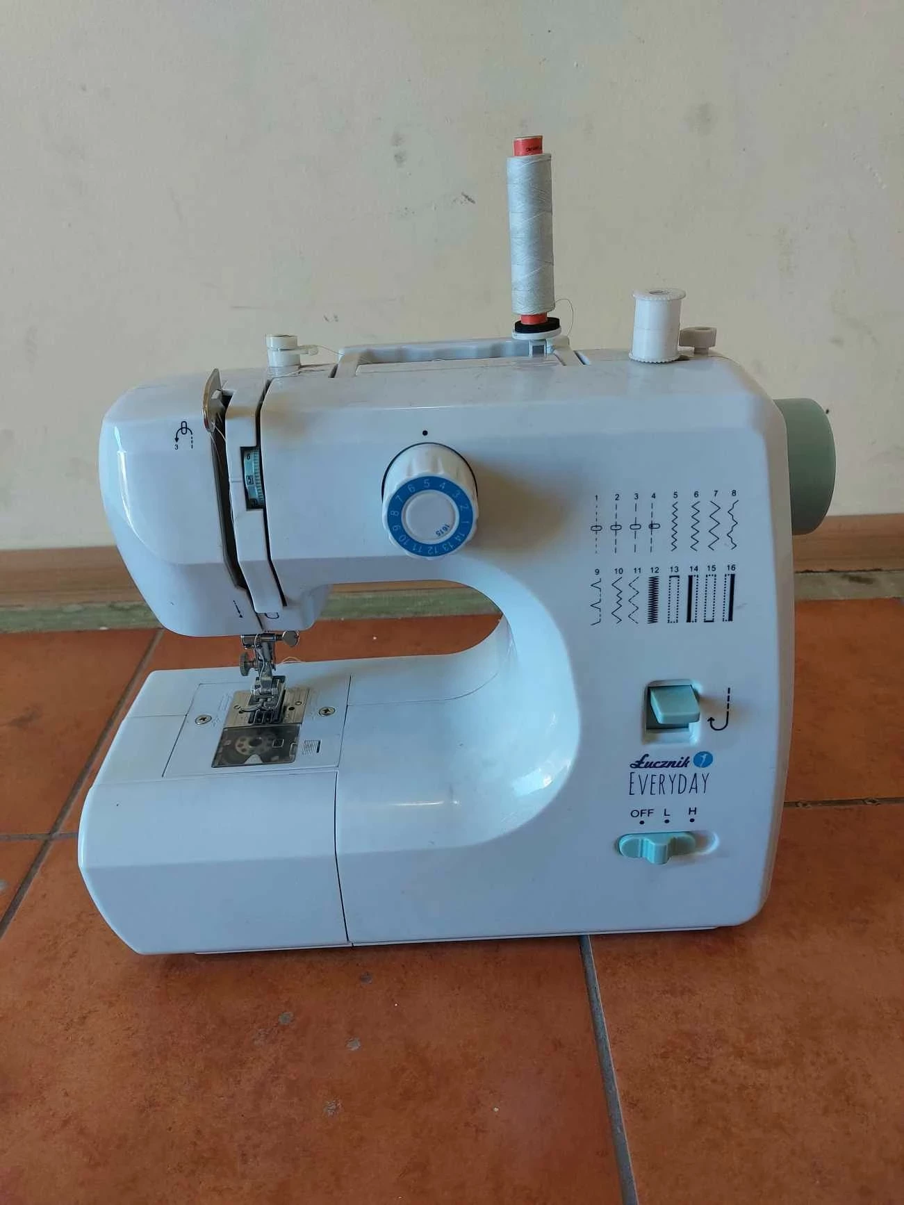 maszyna-do-szycia-lucznik-everyday-kolor-dominujacy-bialy