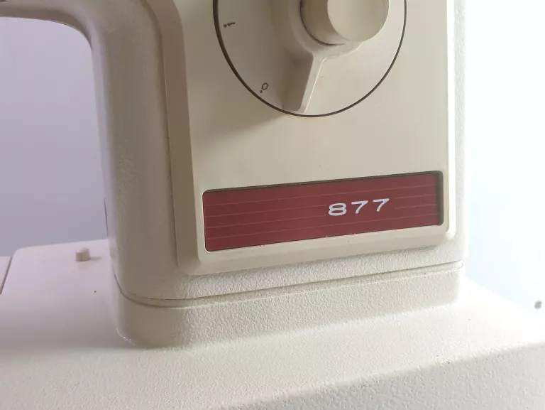 maszyna-do-szycia-lucznik-877-kolor-dominujacy-bialy