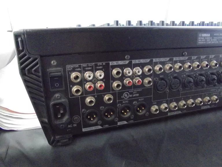 YAMAHA MGP16X 16-KANAŁOWY MIKSER Z EFEKTEM