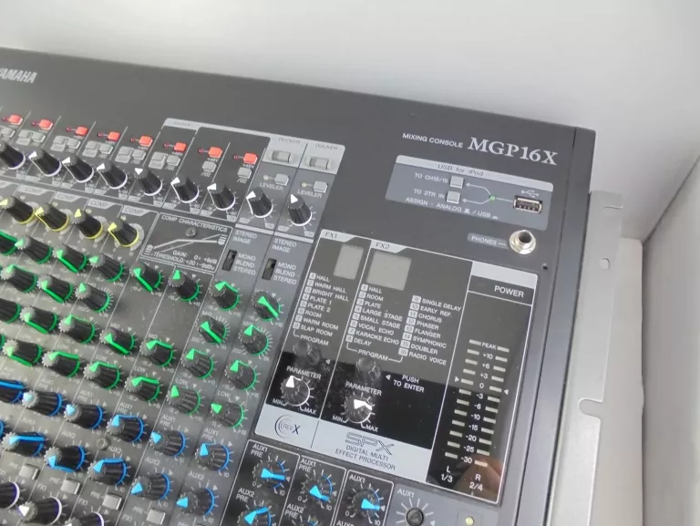 YAMAHA MGP16X 16-KANAŁOWY MIKSER Z EFEKTEM