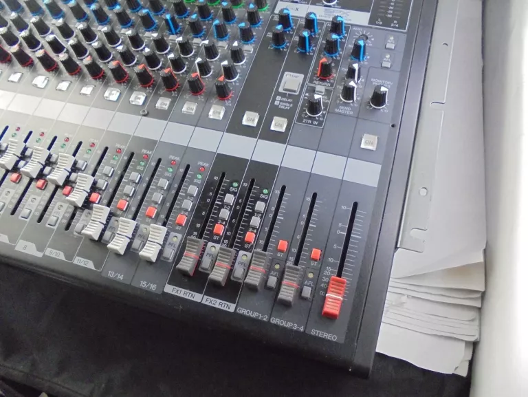 YAMAHA MGP16X 16-KANAŁOWY MIKSER Z EFEKTEM