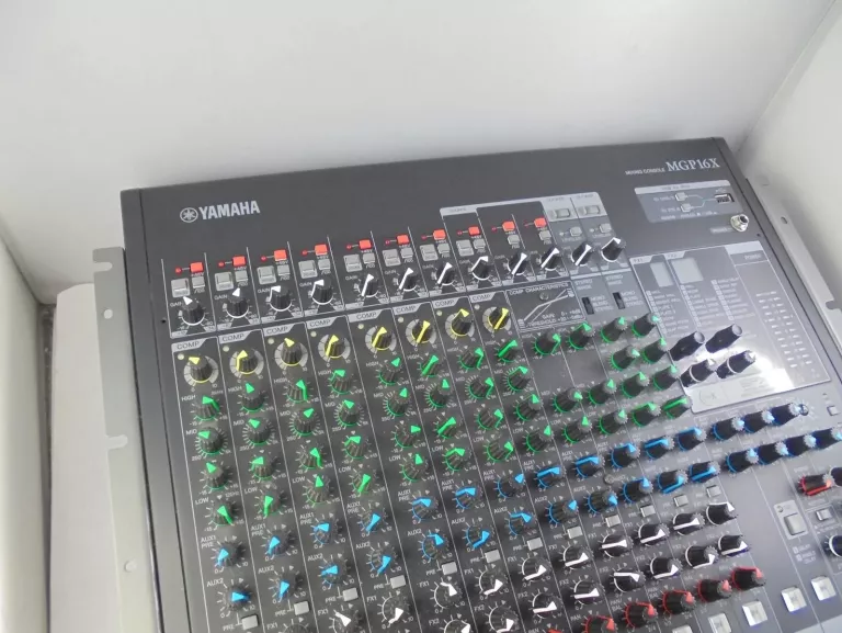 YAMAHA MGP16X 16-KANAŁOWY MIKSER Z EFEKTEM