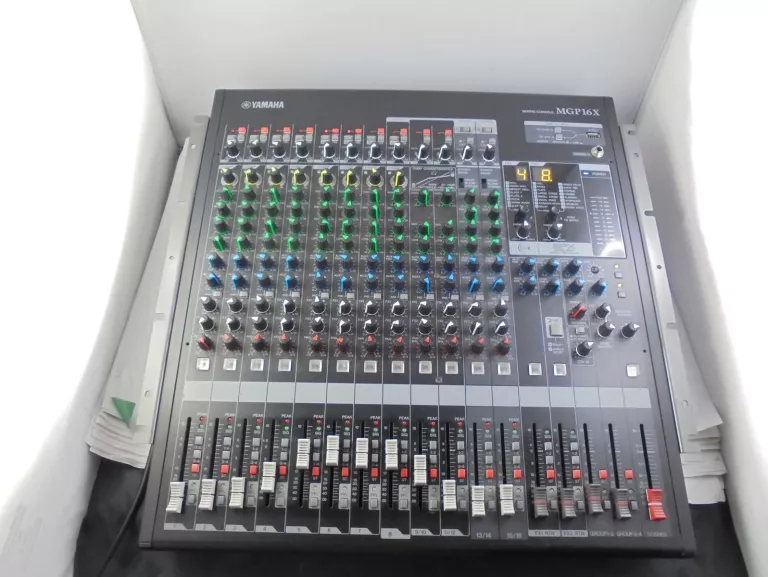 YAMAHA MGP16X 16-KANAŁOWY MIKSER Z EFEKTEM
