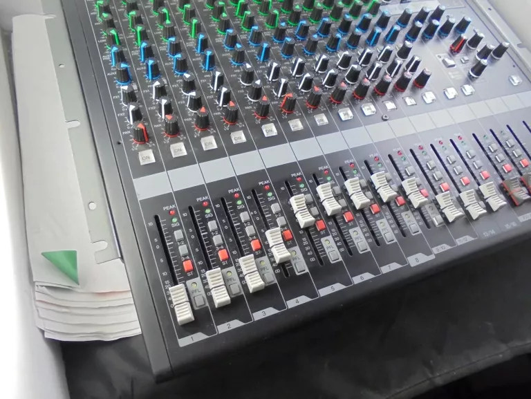 YAMAHA MGP16X 16-KANAŁOWY MIKSER Z EFEKTEM