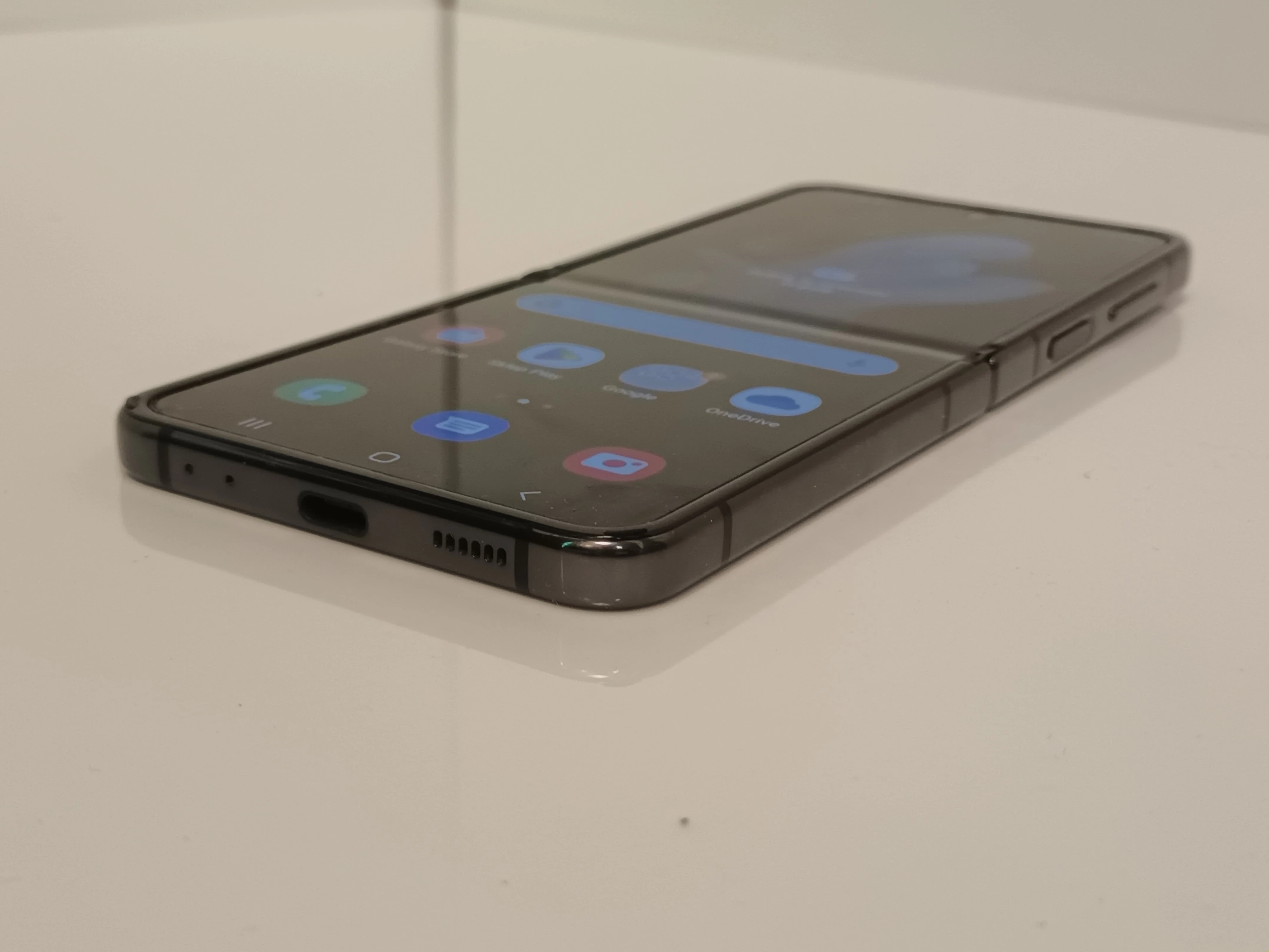 telefon-samsung-galaxy-z-flip-4-t-mobile-ean-gtin-8806094507386