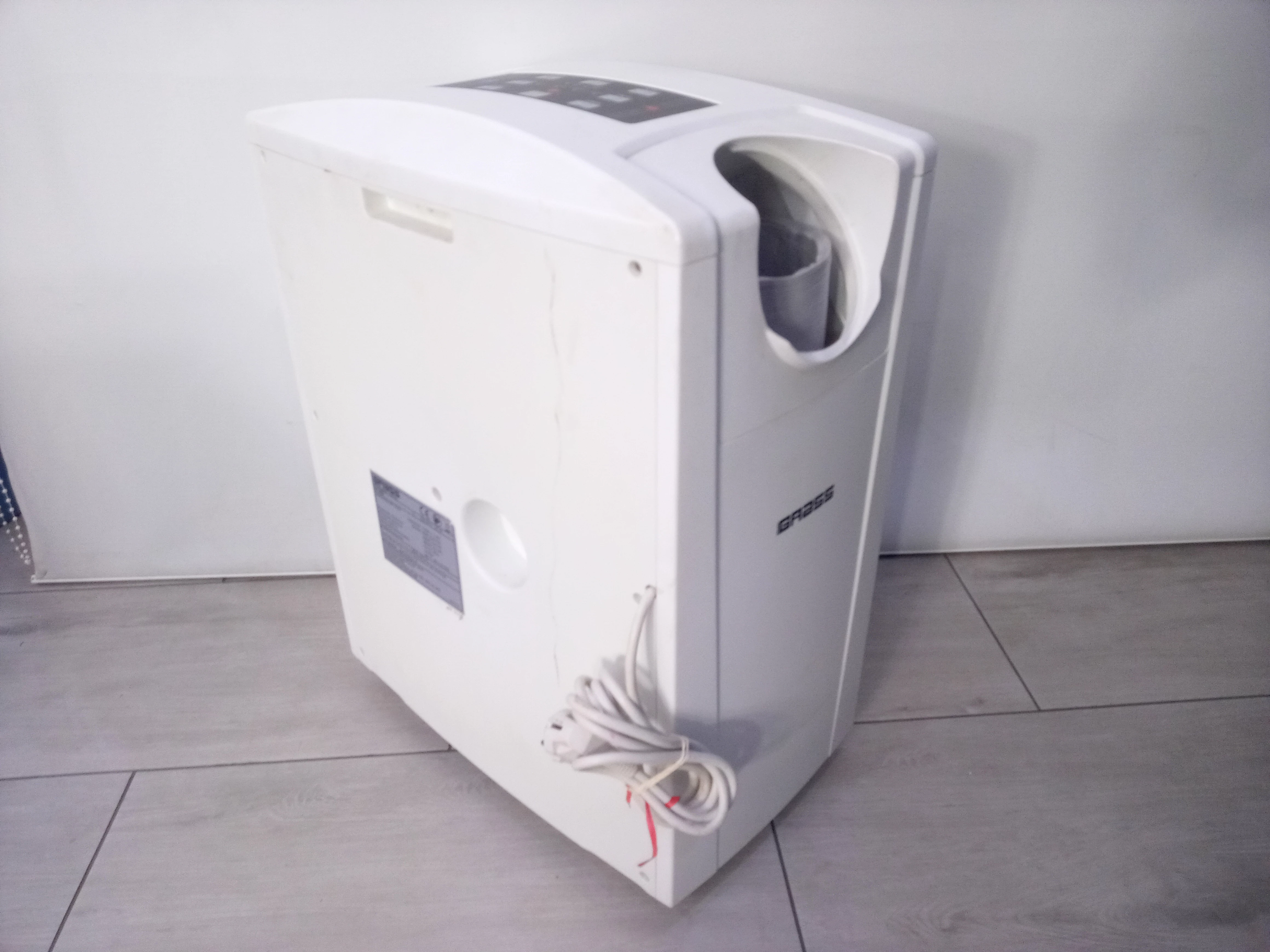 klimatyzator-ravanson-ky-9000-rura-i-pilot-kolor-dominujacy-bialy