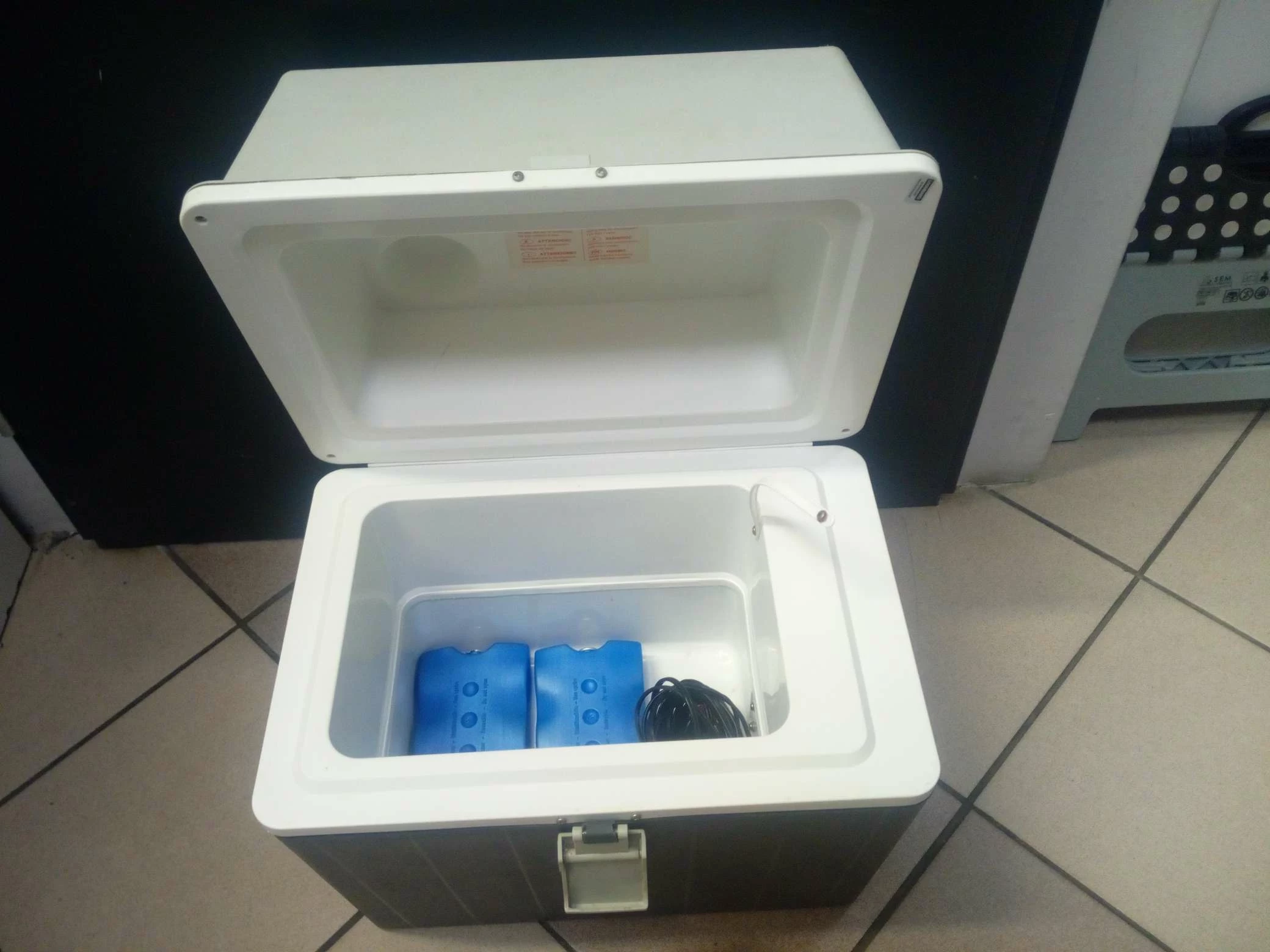 lodowka-samochodowa-turystyczna-12v-frigobox-model-fb-15g-12