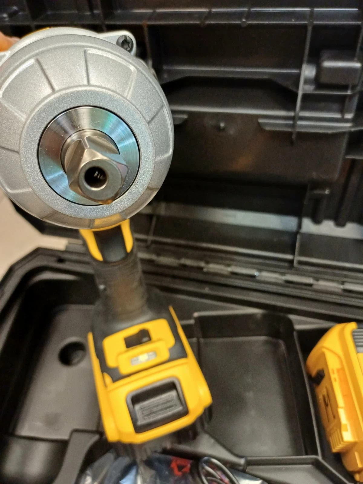 klucz-udarowy-dewalt-dcf899p2-komplet-igla-zasilanie-akumulatorowe