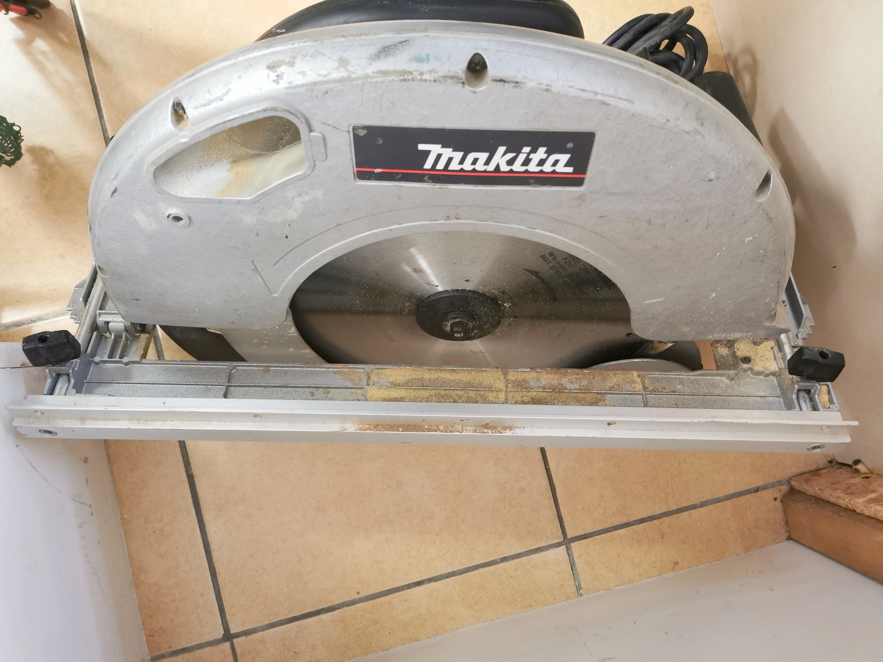 makita-5143r-pilarka-tarczowa-pila-355mm-2200w-srednica-otworu-pily-30