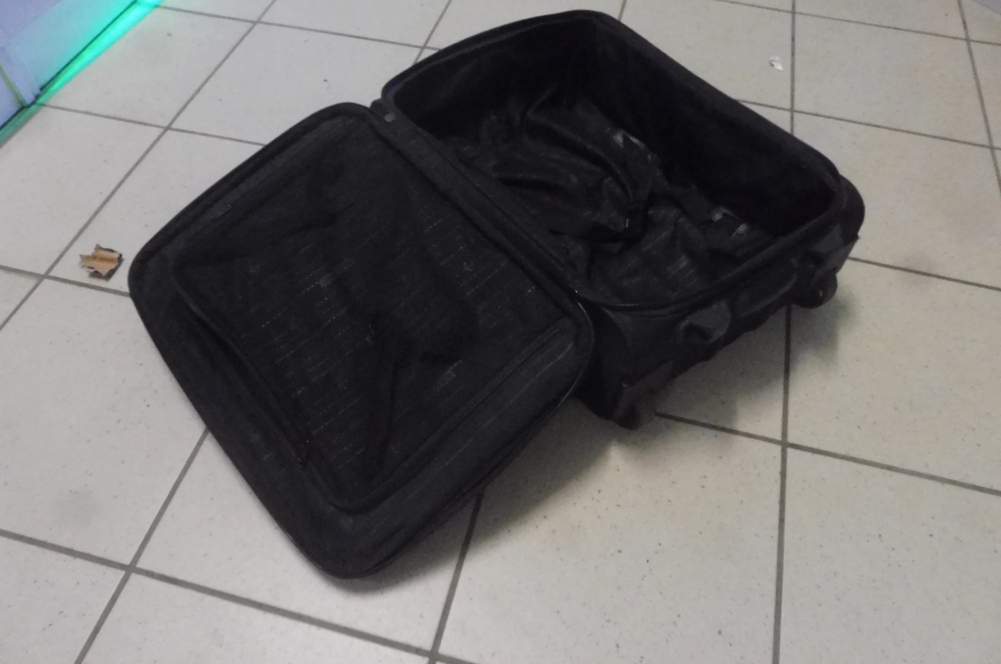 mala-walizka-miekka-jednokolorowa-witchen-stan-uzywany