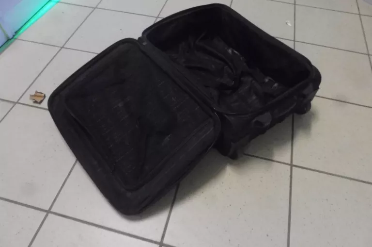 mala-walizka-miekka-jednokolorowa-witchen-stan-uzywany