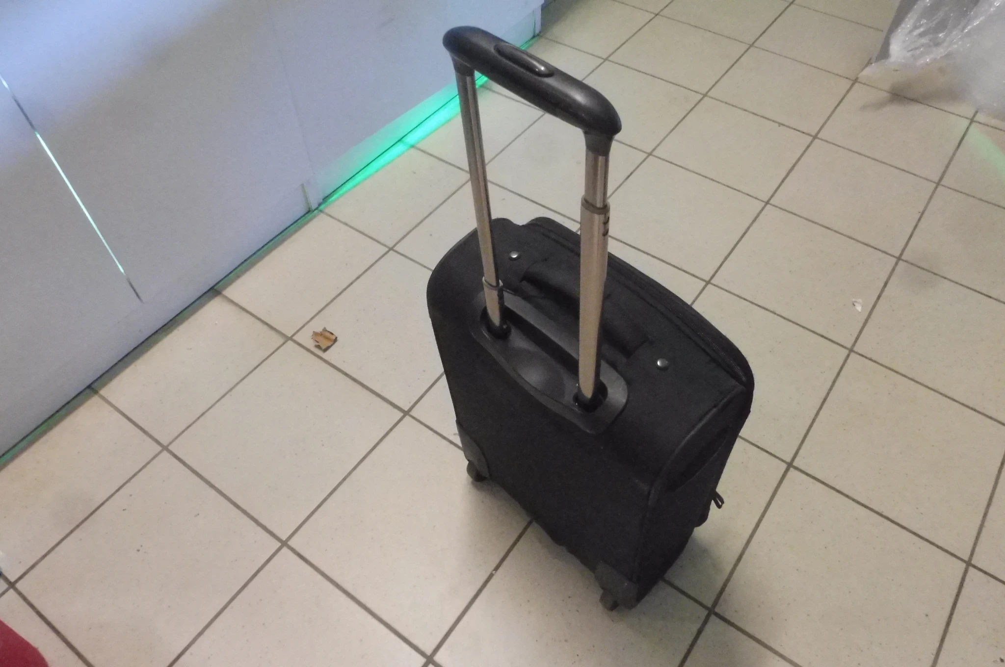 mala-walizka-miekka-jednokolorowa-witchen-rodzaj-miekka