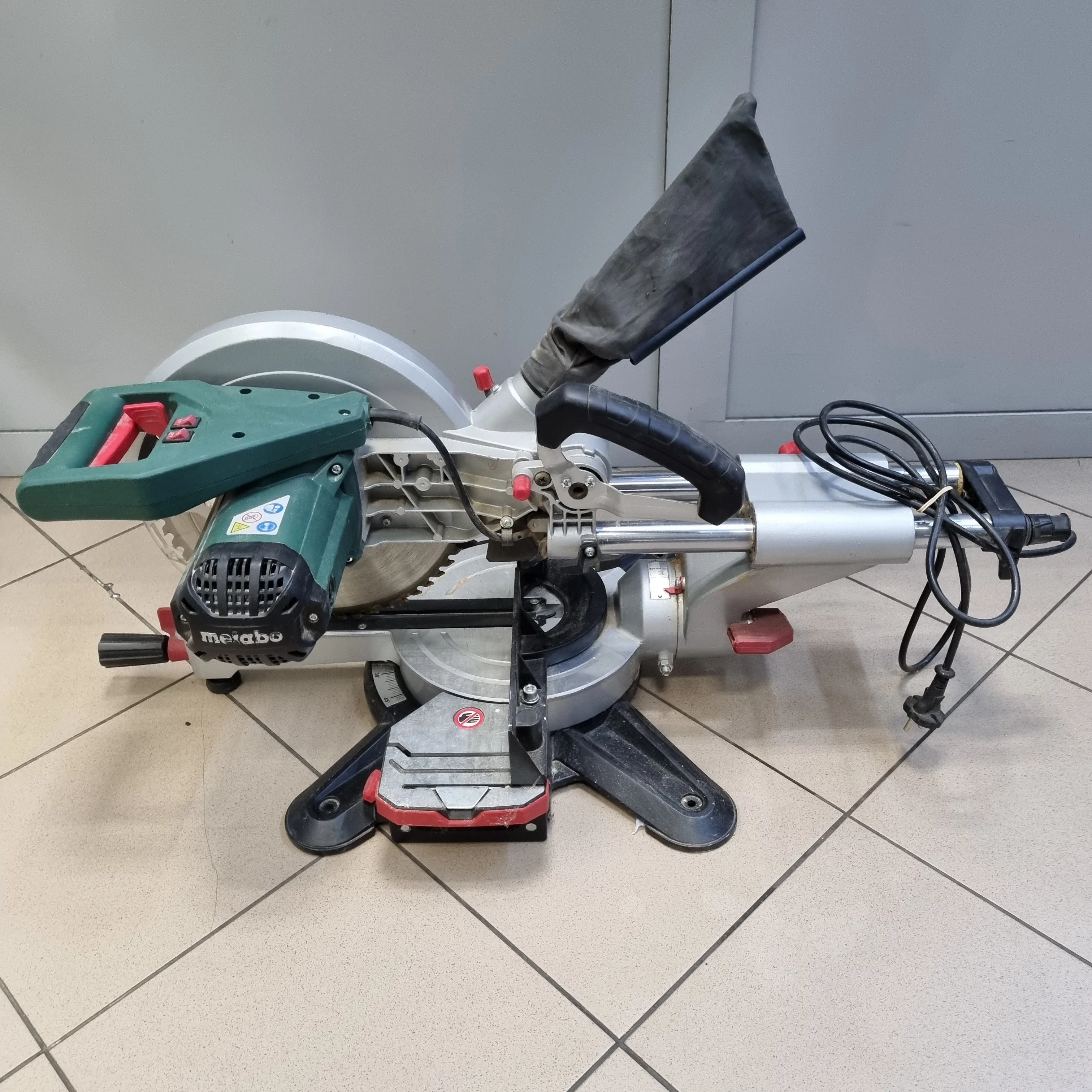 pilarka-ukosnica-metabo-kgs-305-m-2000w-2018r-kod-producenta-619305000