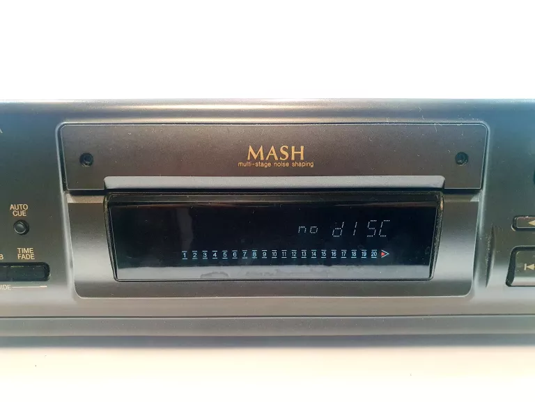 TECHNICS COMPACT DISC PLAYER SL-PS670A