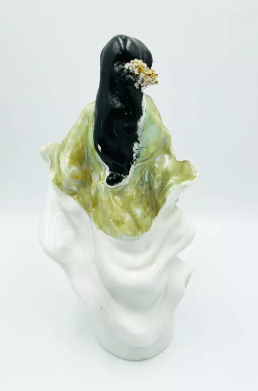 figurka-kobiety-porcelanowa-stipo-material-dominujacy-porcelana