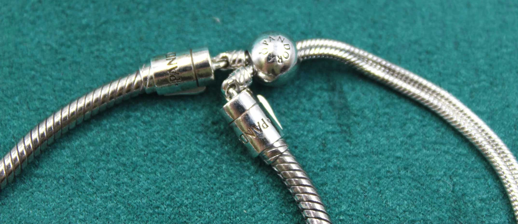 bransoletka-modulowa-z-zawieszkami-regulowana-pandora-stan-uzywany