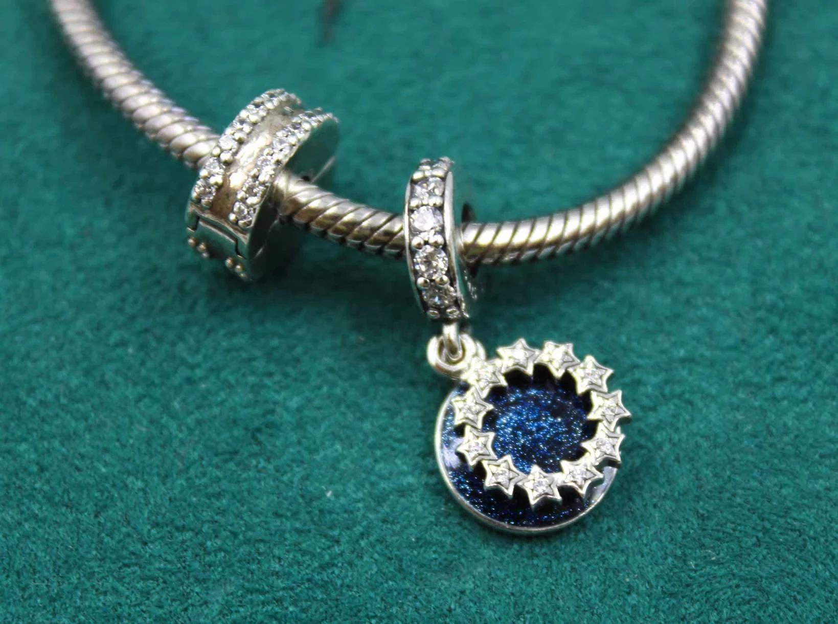 bransoletka-modulowa-z-zawieszkami-regulowana-pandora-rodzaj-wyrob-jubilerski