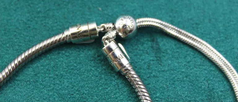 bransoletka-modulowa-z-zawieszkami-regulowana-pandora-stan-uzywany