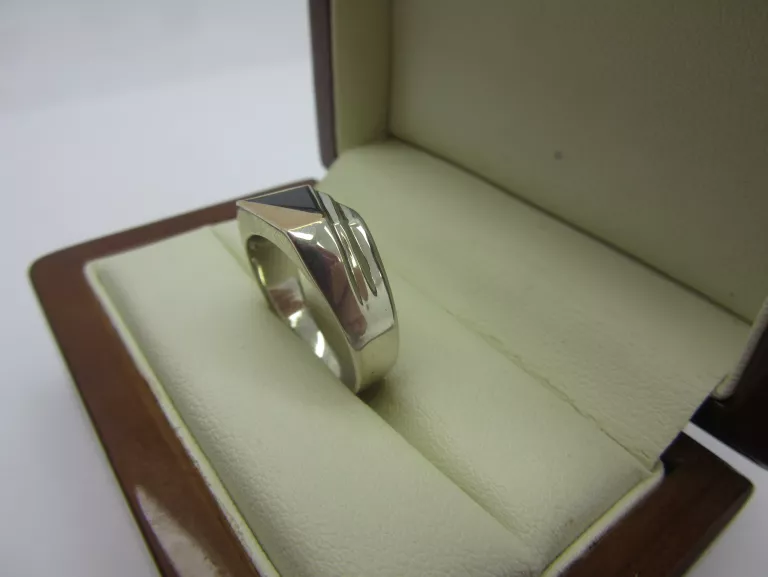 SREBRNY  PIERŚCIONEK 925 3,30 G ROZ 17