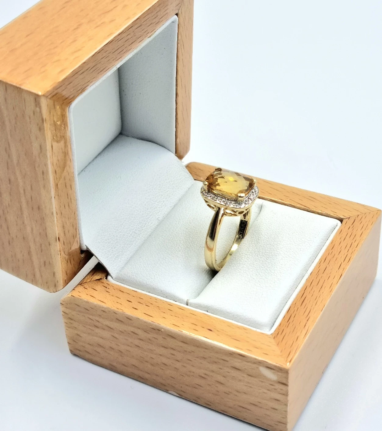 zloty-pierscionek-z-diamentami-i-cytrynem-pr-585-w-378-gr-apartroz-18-rodzaj-wyrob-jubilerski