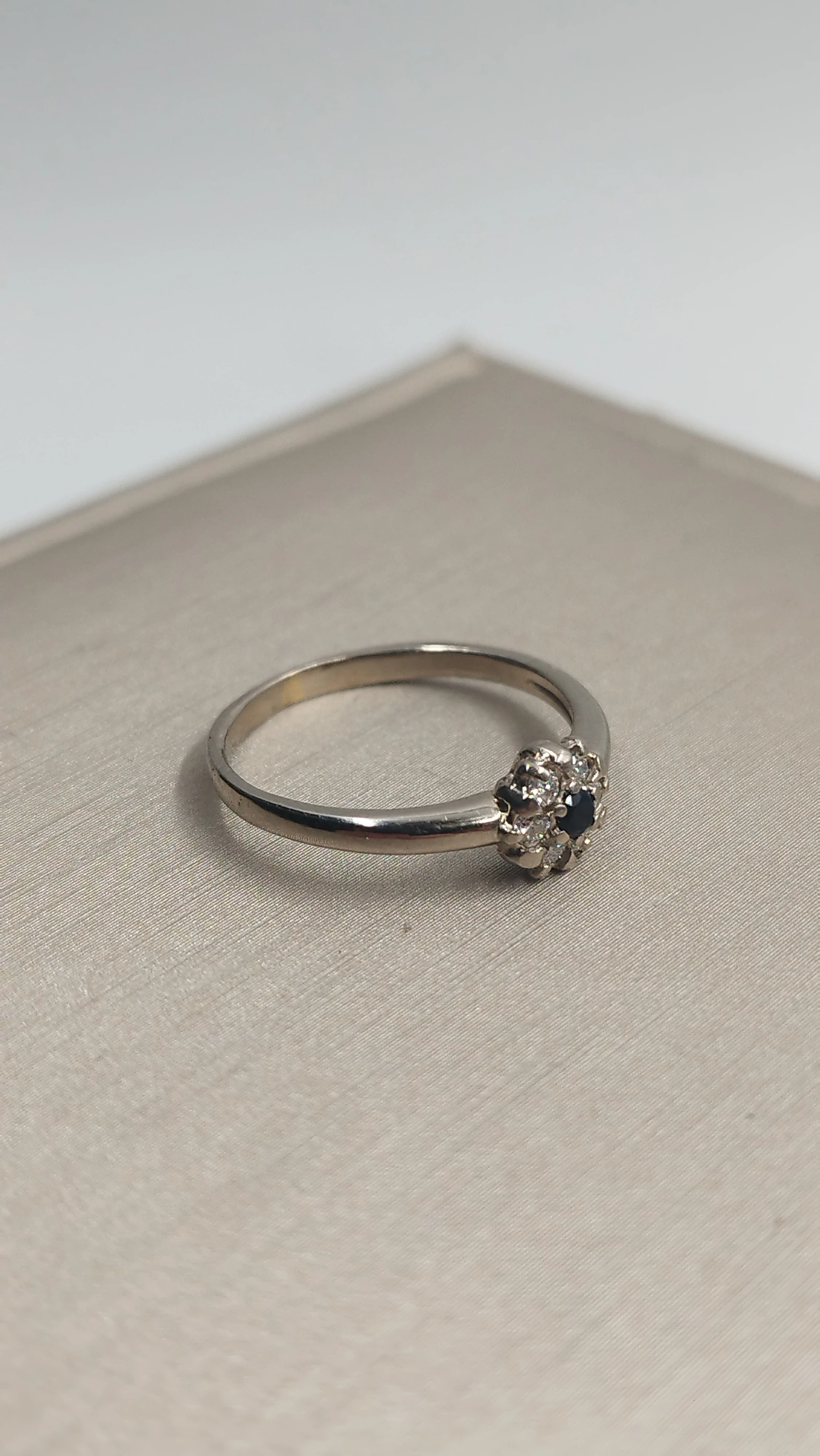 wyrob-jubilerski-pierscionek-585-diamenty-szafir-material-zloto