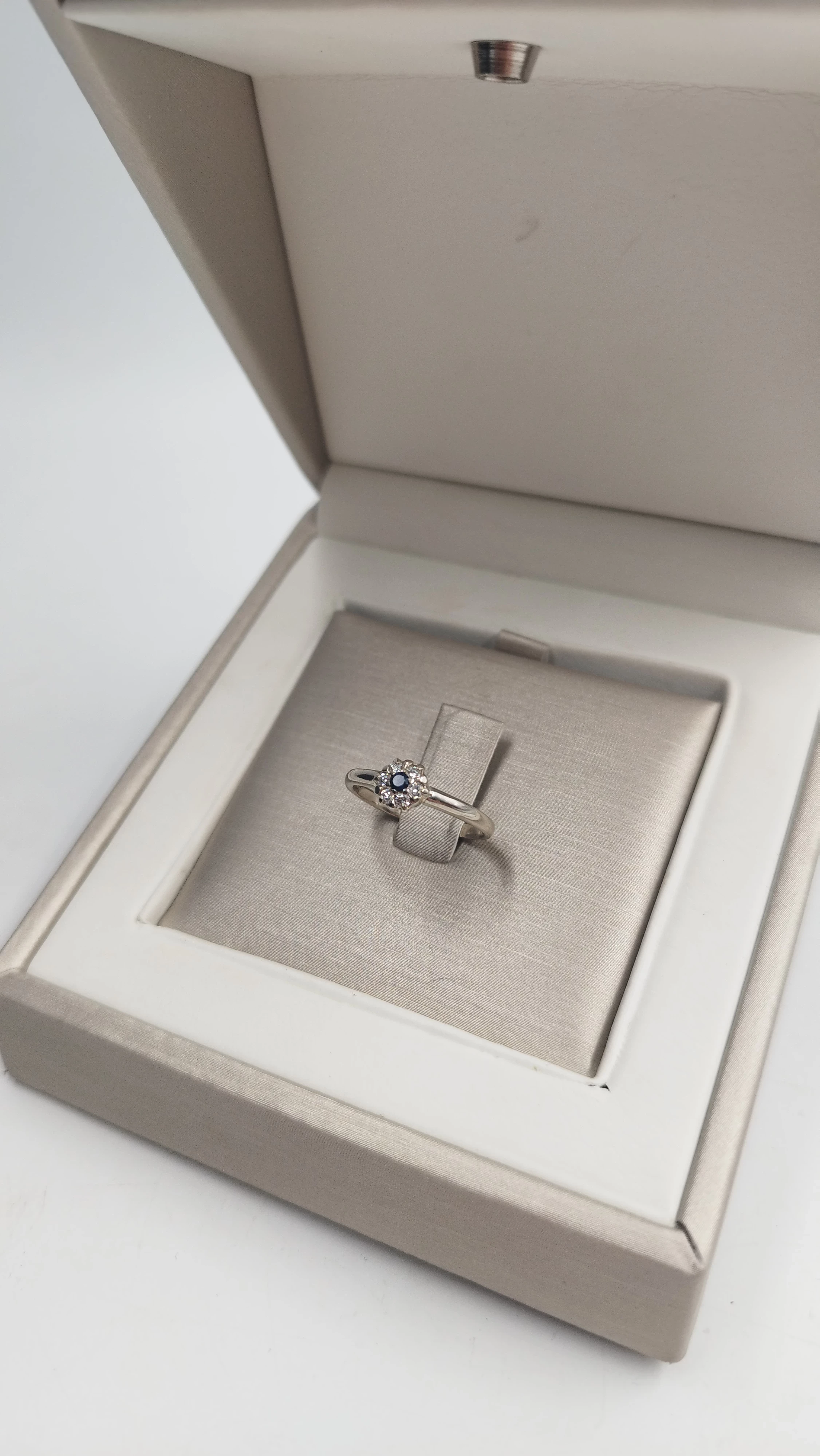 wyrob-jubilerski-pierscionek-585-diamenty-szafir-kolor-dominujacy-zloty