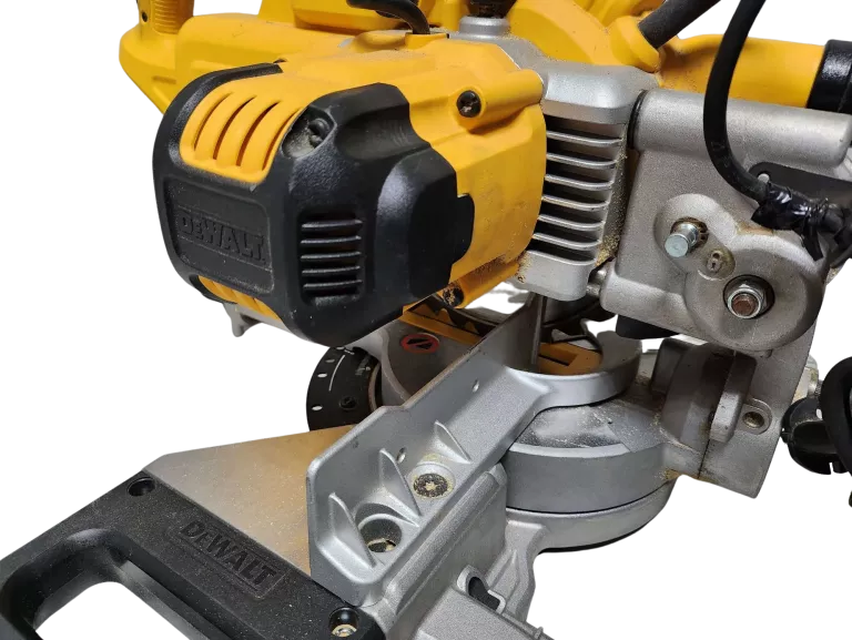 PILARKA UKOSOWA DEWALT DWS773