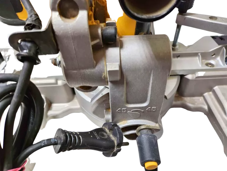 PILARKA UKOSOWA DEWALT DWS773