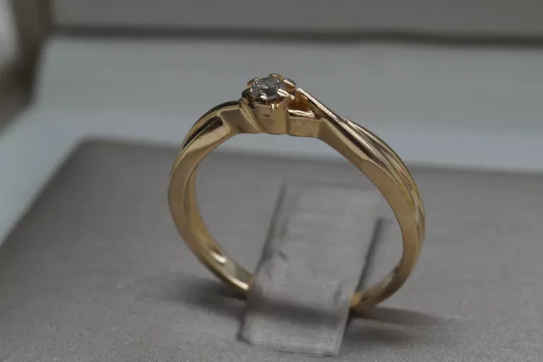 UŻYWANY PIERSCIONEK Z DIAMENTEM 585 R13