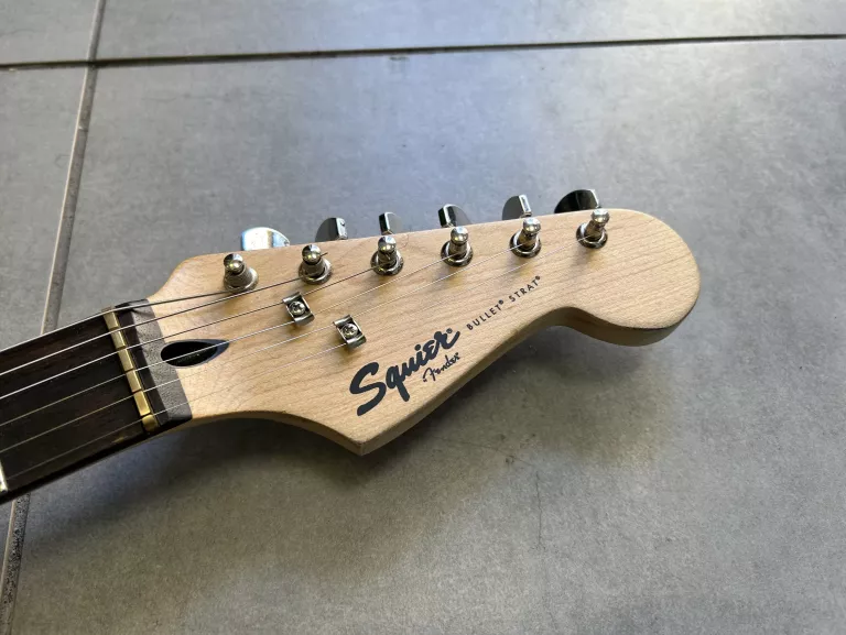 GITARA ELEKTRYCZNA FENDER SQUIER BULLET STRAT