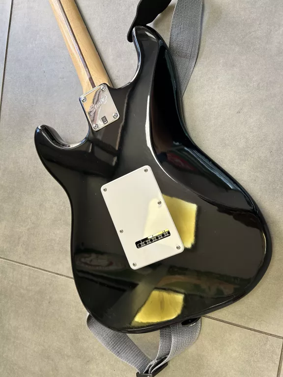GITARA ELEKTRYCZNA FENDER SQUIER BULLET STRAT