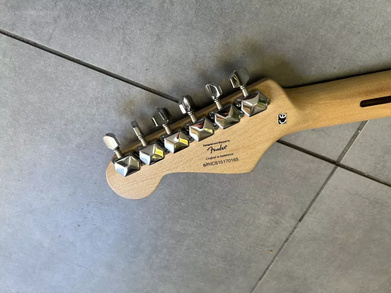 GITARA ELEKTRYCZNA FENDER SQUIER BULLET STRAT