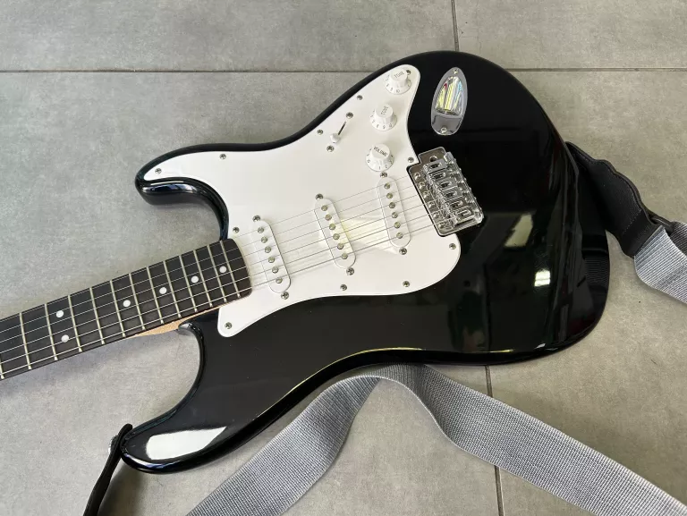 GITARA ELEKTRYCZNA FENDER SQUIER BULLET STRAT
