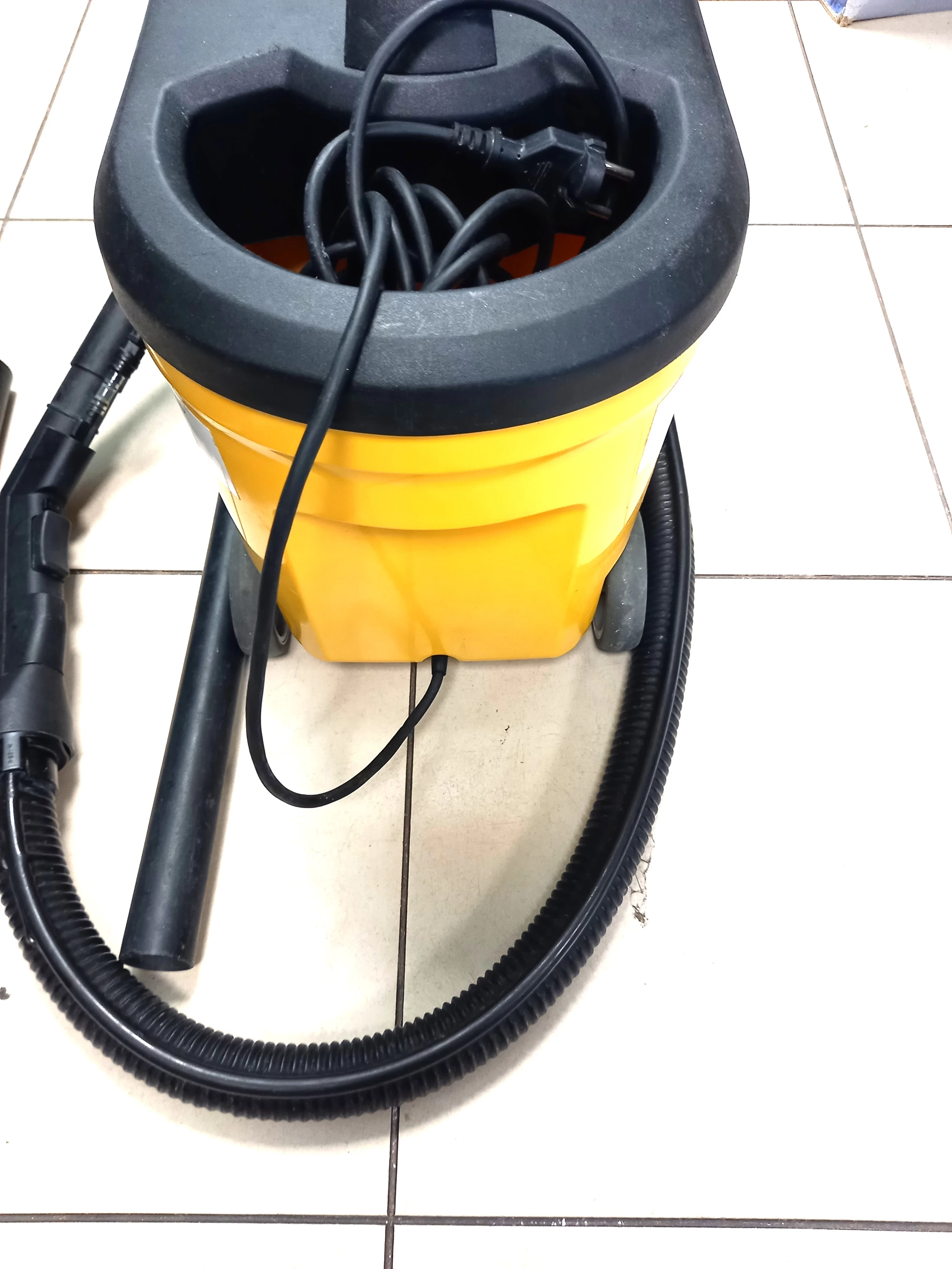 odkurzacz-pioracy-karcher-puzzi-200-pojemnosc-zbiornika-na-czysta-wode-10