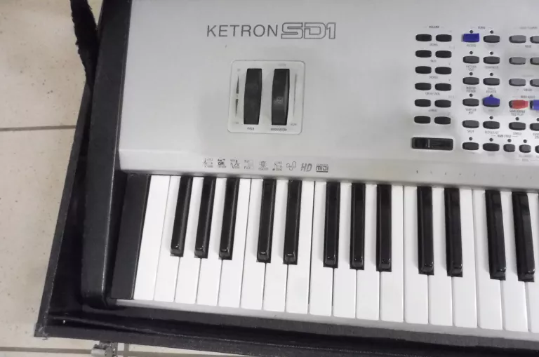 KEYBOARD KETRON SD1 Z FUTERAŁEM + STATYW