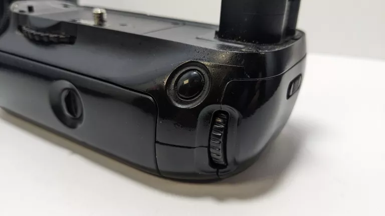 NIKON D90 BODY * GRIP + 2 AKU * USZKODZONE LCD