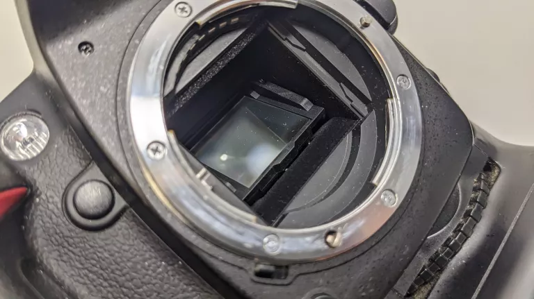 NIKON D90 BODY * GRIP + 2 AKU * USZKODZONE LCD