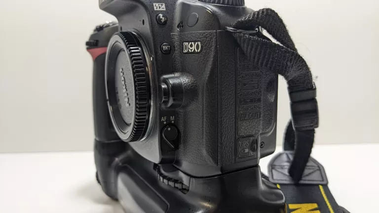 NIKON D90 BODY * GRIP + 2 AKU * USZKODZONE LCD