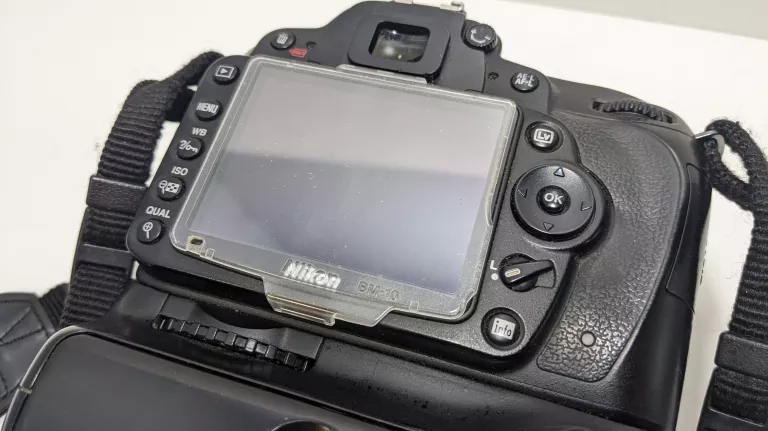 NIKON D90 BODY * GRIP + 2 AKU * USZKODZONE LCD