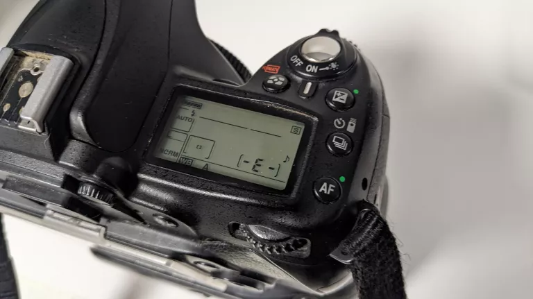 NIKON D90 BODY * GRIP + 2 AKU * USZKODZONE LCD