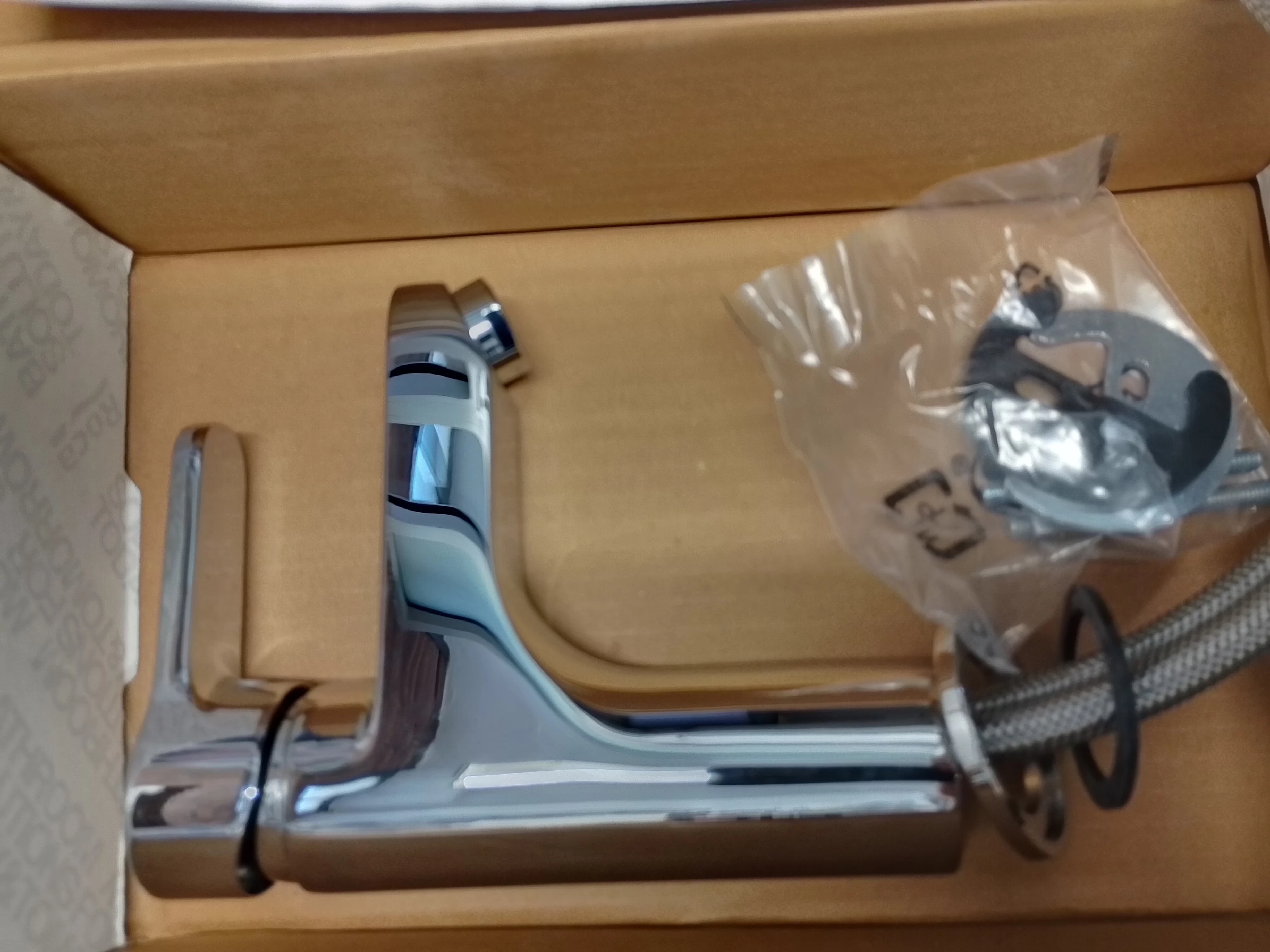 roca-arola-bateria-umywalkowa-stojaca-chrom-krotka-2u-sj-olawa