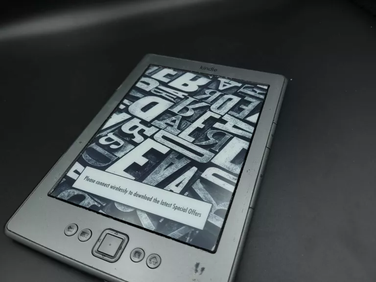 czytnik-ebook-kindle-d01100-funkcje-wyswietlacz-e-ink