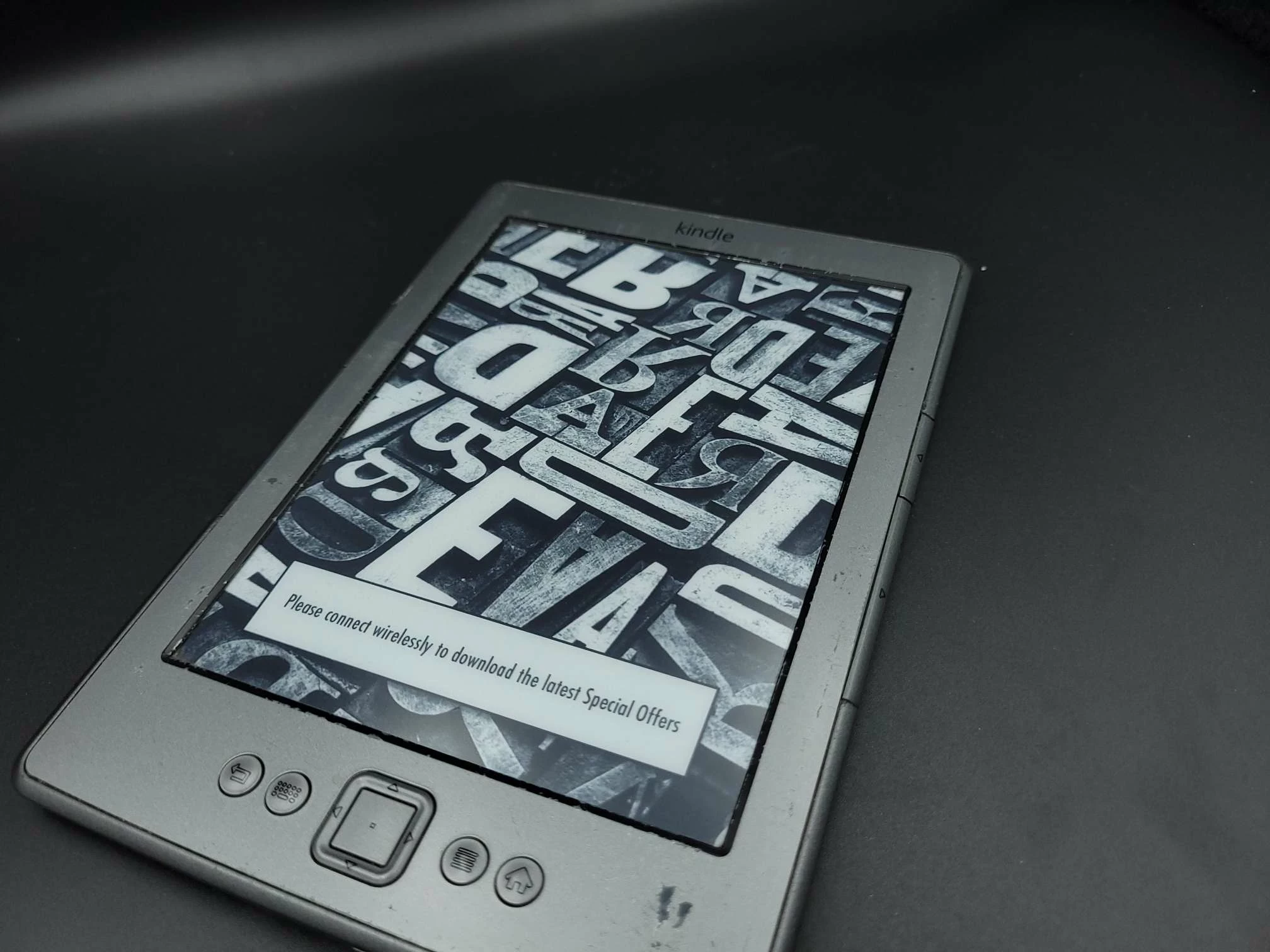 czytnik-ebook-kindle-d01100-funkcje-wyswietlacz-e-ink