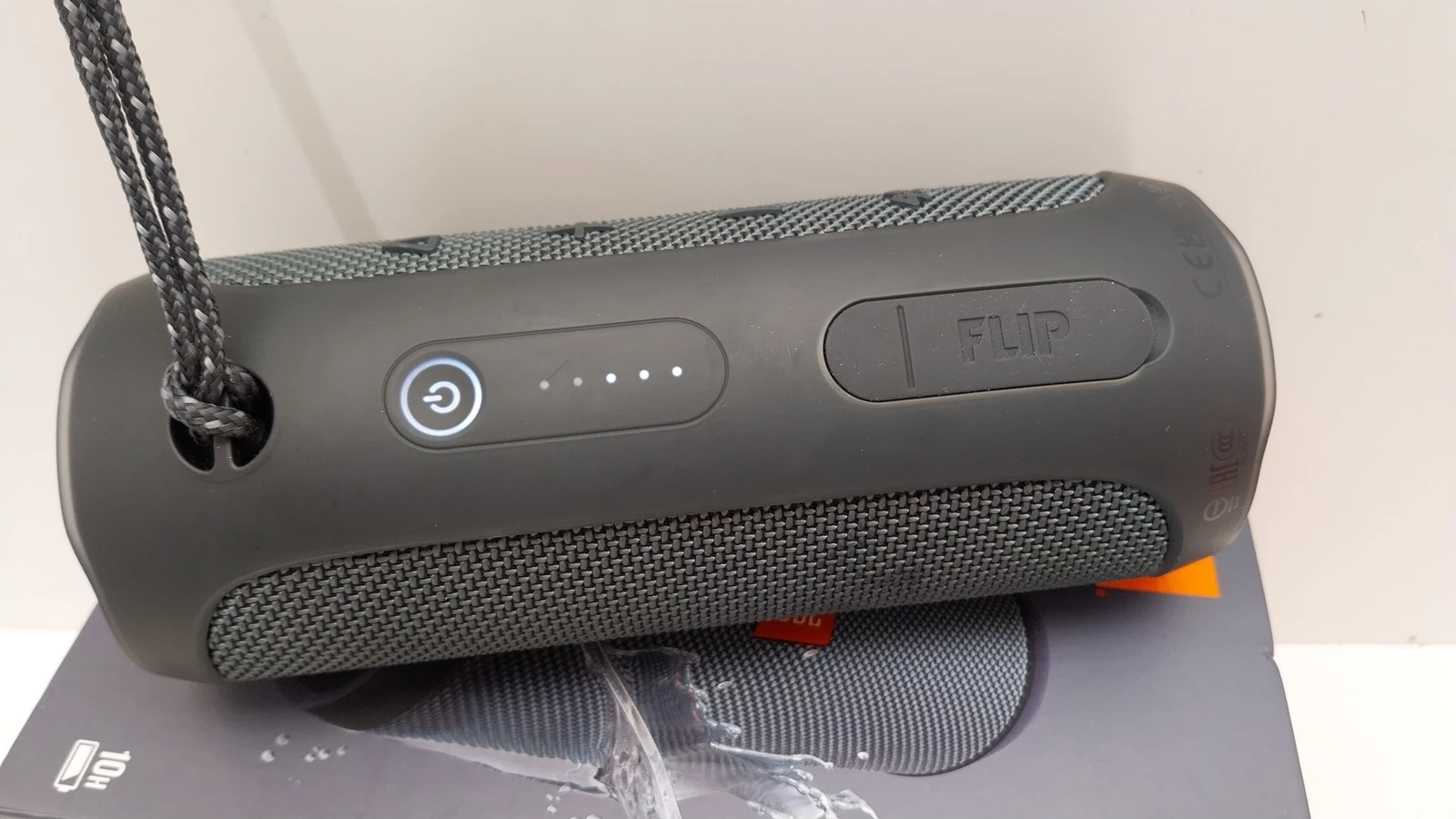 glosnik-jbl-flip-essential-2-funkcje-odpornosc-na-zachlapanie