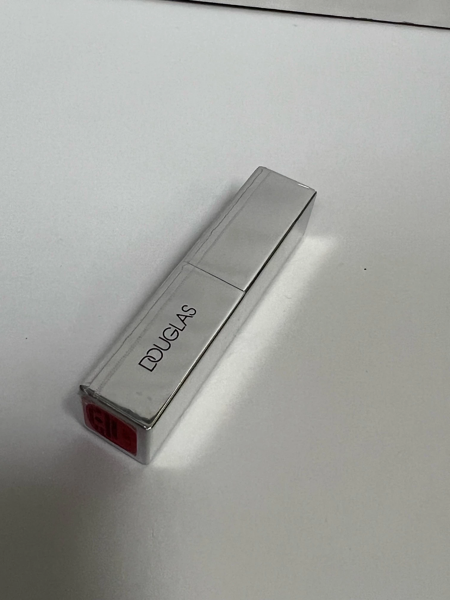 pomadka-douglas-mirror-shine-charm-me-4-ideal-rodzaj-w-sztyfcie