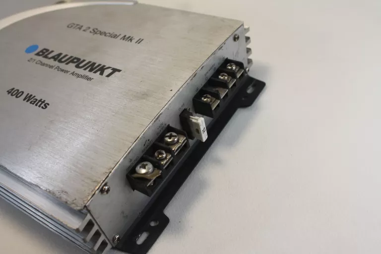WZMACNIACZ BLAUPUNKT + SUBWOOFER MAGNAT