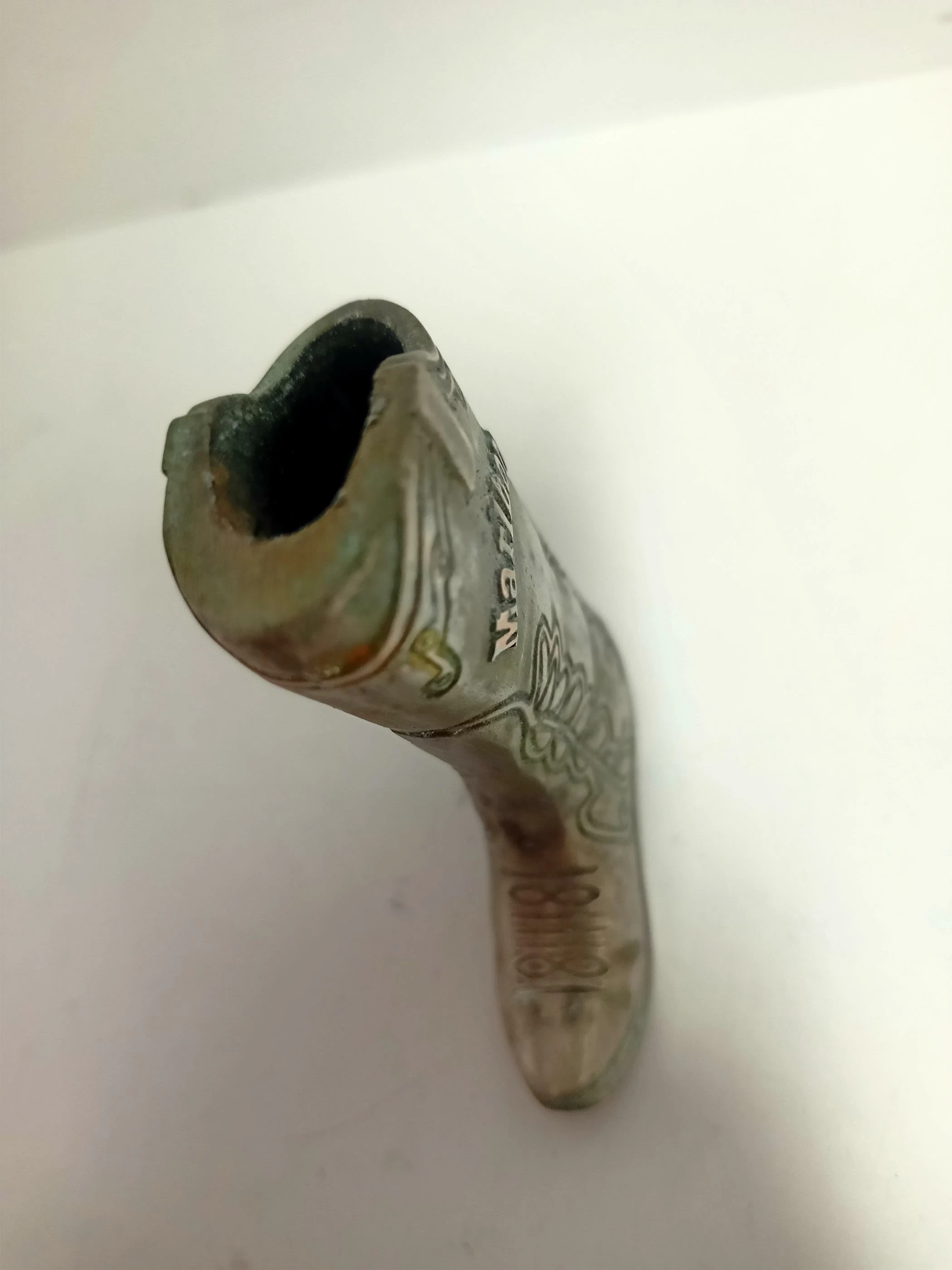 zapalniczka-metalowa-marlboro-w-ksztalcie-buta-kalwaryjska-37-krakow-kotkiewicz-sj