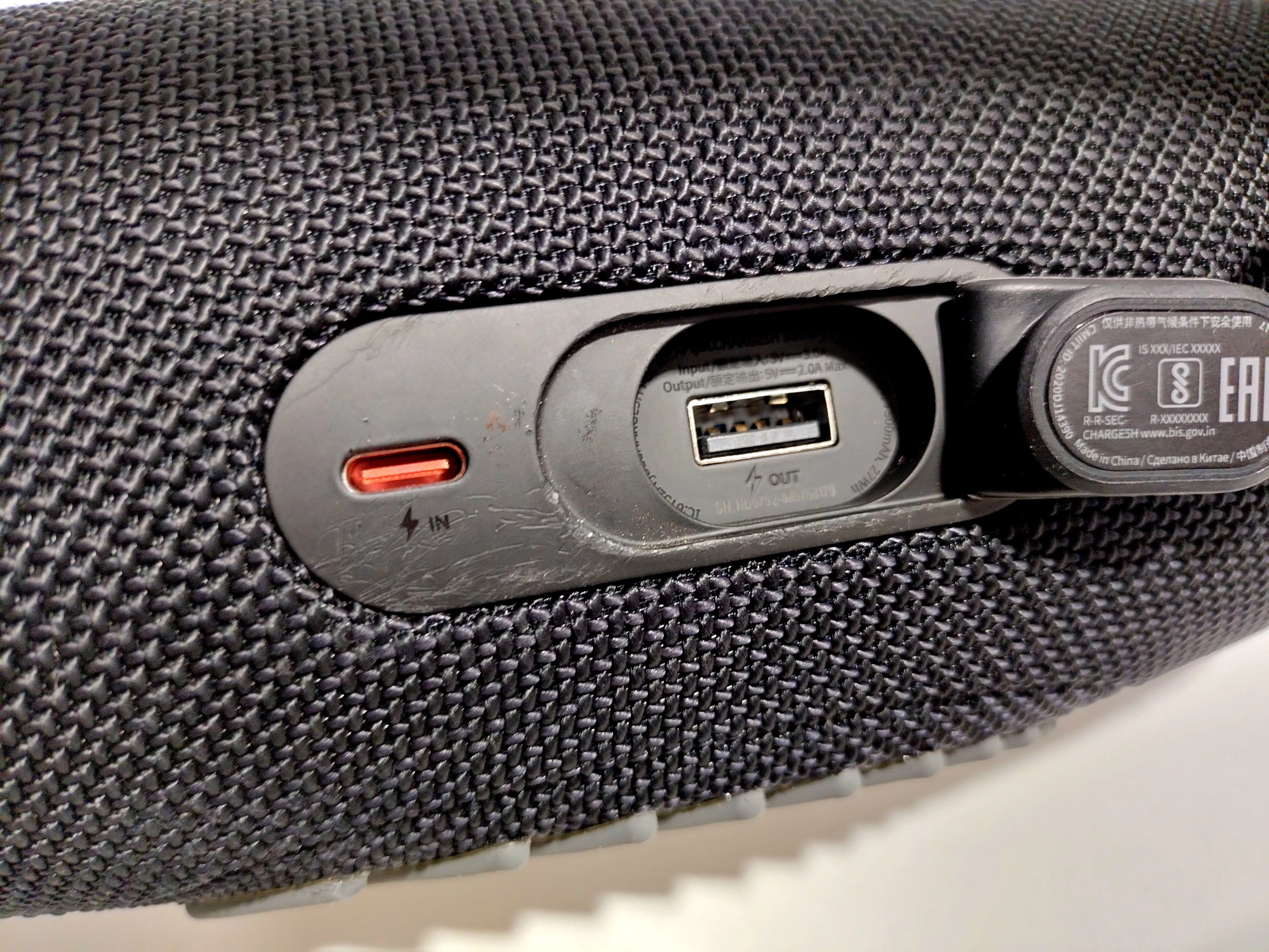 glosnik-bt-jbl-charge-5-funkcje-funkcja-powerbanku