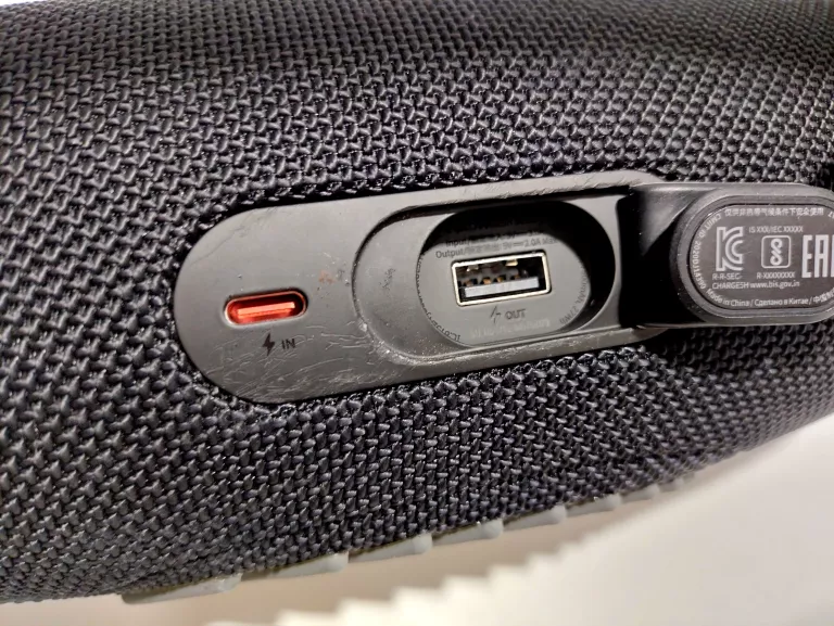 glosnik-bt-jbl-charge-5-funkcje-funkcja-powerbanku